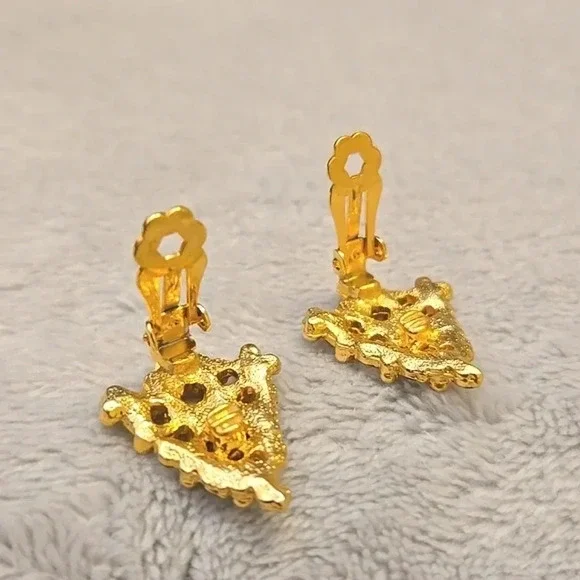 #338 Clip on earring gold tone chrismas tree - Picture 5 of 5